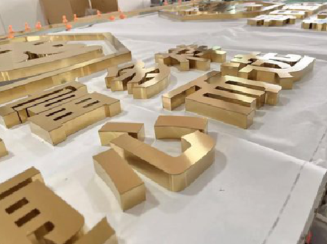 承留拉丝不锈钢字的特点。