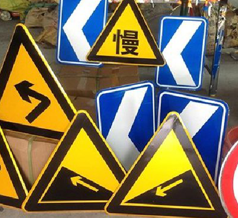 承留标识标牌中颜色的确定是很重要的。